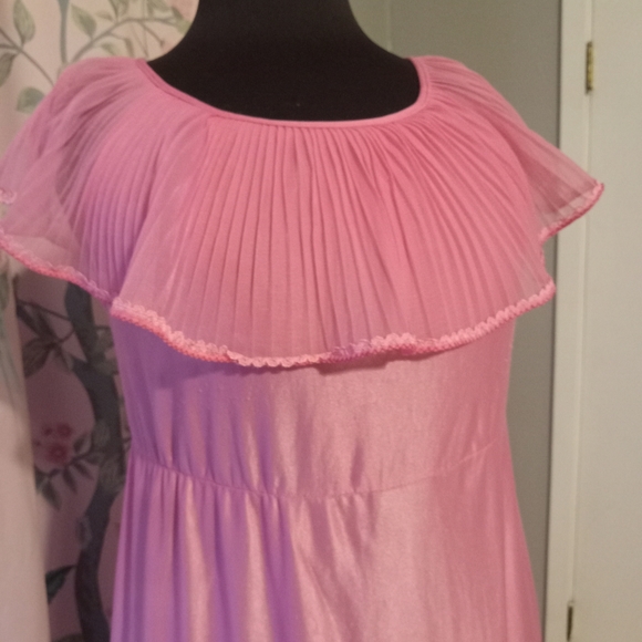 Vintage 1960s woman's full length polyester popsicle pink nightgown - Picture 9 of 13